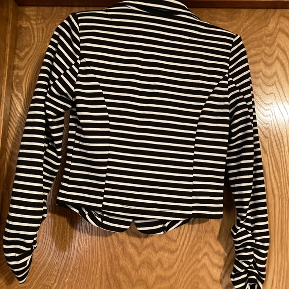 C’ est Toi black-and-white, striped short jacket - Picture 3 of 8